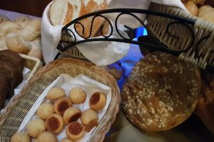 panes y bollos en cestas