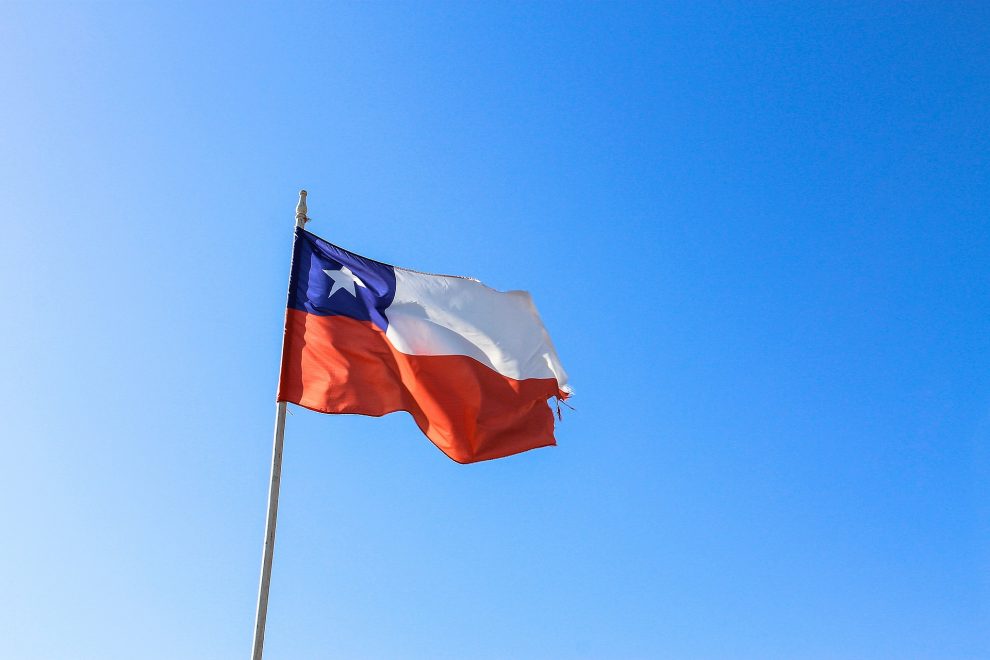 bandera de Chile al viento en un mástil