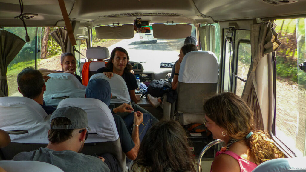 Expedicionarios en el bus de camino a Awash Melka.